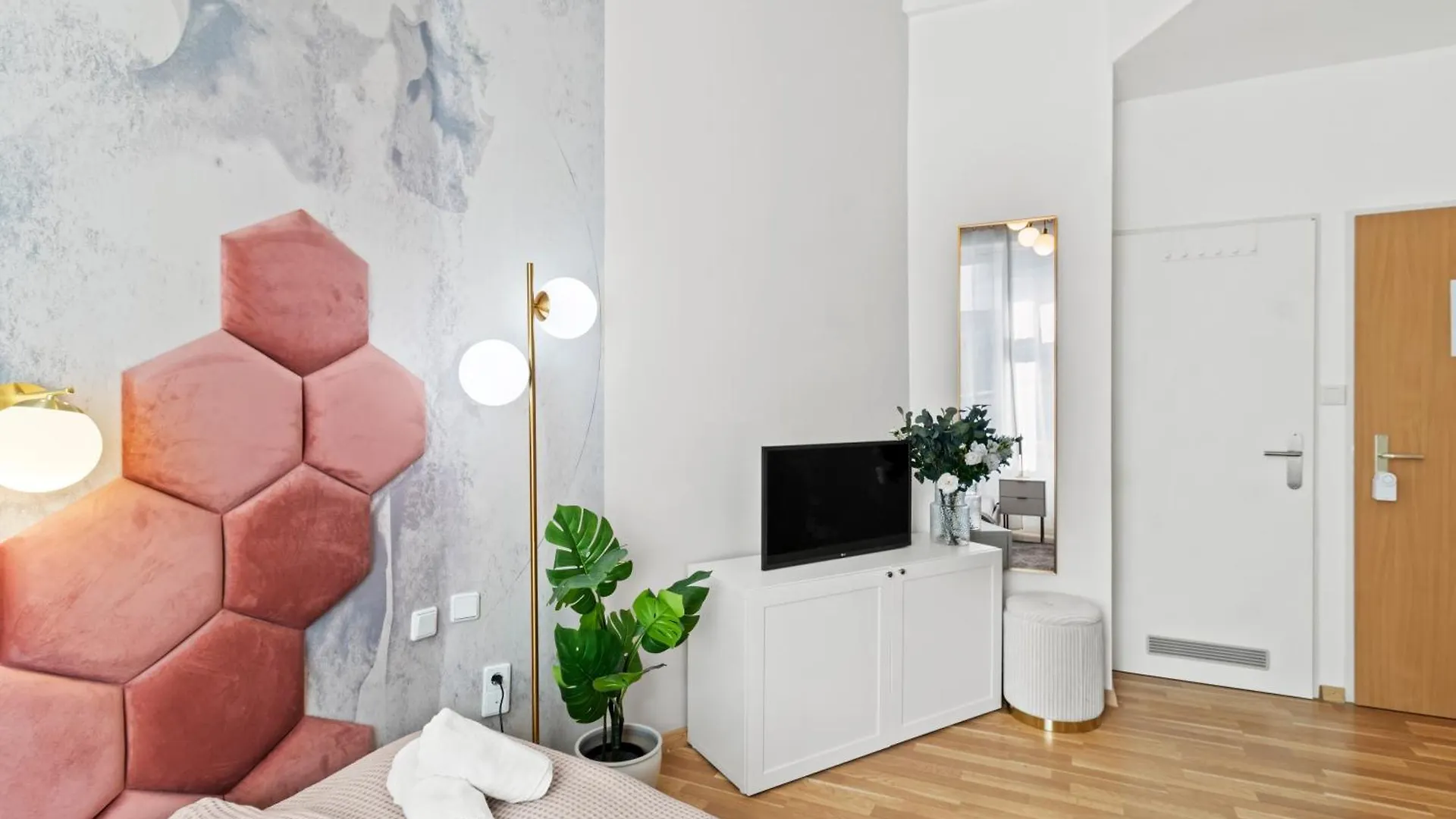 Hotel Elegant Room Near Prater & City Center Vienna